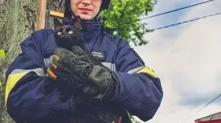 W lutym z kalendarza spoglądać będzie strażak z kotem