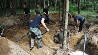 W miejscu znalezienia bransolet przeprowadzono badania sondażowe