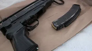 W mieszkaniu podejrzanych znaleziono broń