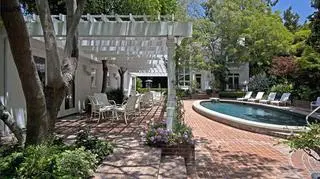W ogrodzie jest m.in. basen i staw (fot. Teles Properties Beverly Hills)
