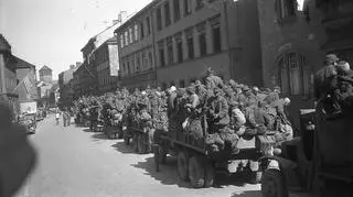 W ostatnich tygodniach wojny Niemcy masowo podążali na zachód. Tam mogli liczyć nawet na wygodny transport ciężarówkami i ludzkie traktowanie. Na wschodzie czekał ich długi marsz lub podróż bydlęcymi wagonami na Syberię