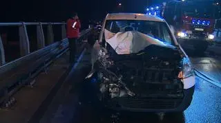 W płonący autobus uderzyło auto osobowe