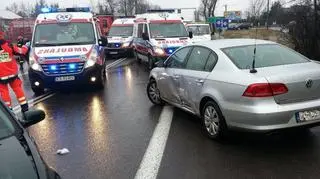 W pojazdy wjechał jeszcze volkswagen passat