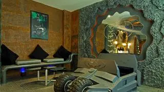 W pokoju stoi m.in. wersja Batmobila w roli sofy (fot. Eden Motel)