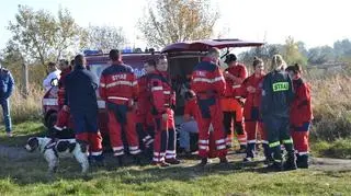 W poszukiwaniach biorą udział także strażacy z psami