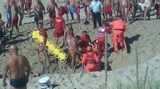 W ratowaniu 27 latka brali udział ratownicy i wypoczywający na plaży wczasowicze fot: internauta Bartłomiej