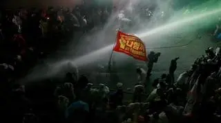 W ruch poszły armatki wodne (EPA)