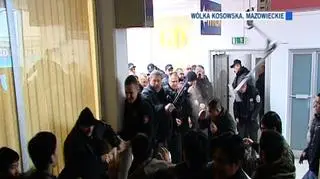 W ruch poszły pałki, gaz łzawiący i... hulajnoga