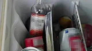 W samochodzie policjanci znaleźli puste butelki po alkoholu 
