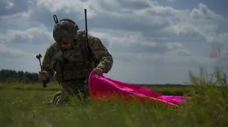 W składzie sił specjalnych USA są specjalnie przeszkoleni żołnierze, którzy mają skakać ze spadochronami na wybrane prowizoryczne lądowiska i je dokładniej badać oraz oznaczać