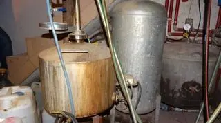 W stolarni znaleziono sprzęt do produkcji alkoholu