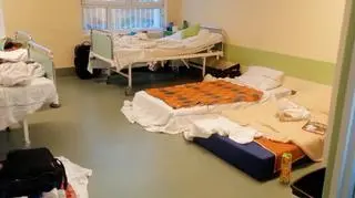 W szpitalu w wielu salach obok standardowych trzech łóżek, znajdują się dodatkowe materace