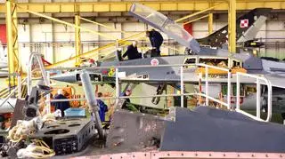 W tle myśliwców MiG-29 widać ogon bombowca Su-22