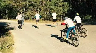 W trakcie biegu Jana Lipczyńskiego wspierali jadący na rowerach 10-letni syn i 9-letni bratanek
