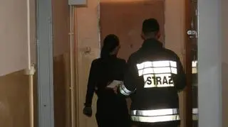 W uratowaniu psa pomogli strażacy