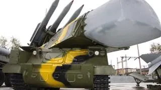 W widocznej szarej obudowie mieści się radar naprowadzający rakiety systemu Buk
