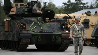 W wypadku klasycznej wojny czołgom na fronie towarzyszyłyby transportery opancerzone M2 Bradley i ich wersja rozpoznawcza M3