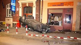 W wypadku nikt nie zginął. Kierowca jechał za szybko. Prawdopodobnie był pijany.