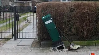Wandale niszczyli śmietniki i samochody