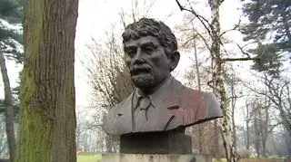 Wandale zamalowali część popiersia pułkownika (TVN24)