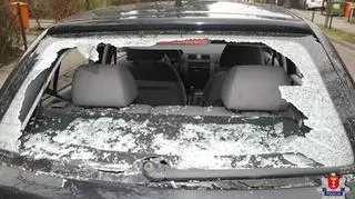 Wandale zniszczyli samochody