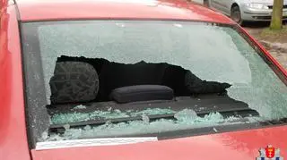 Wandale zniszczyli samochody w nocy z soboty na niedzielę