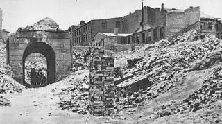 Warsaw was completely in ruins in 1945