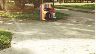 ‪#‎Warszawa‬ ma to do siebie, że często zaskakuje. I to szalenie ‪#‎pozytywnie‬  ‪#‎Powiśle‬ ‪#‎pkppowisle‬ ‪#‎pianino‬ ‪#‎abstrakcja‬ ‪#‎oszalałem‬ ‪#‎nokialumia1020‬ ‪#‎lumia1020‬ Pianino: Dziewczynynieplacza.pl!‪#‎ZaGrolschKultury‬