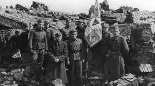 Wartownicy z Ochrony Państwowego Muzeum w Oświęcimiu w ruinach komory gazowej i krematorium nr II, 1948 r. 