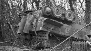 Ważący 56 ton niemiecki czołg Tygrys po alianckim bombardowaniu