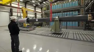 Wcześniejsza wersja działa elektromagnetycznego na stanowisku testowym. W tle widać kondensatory, gromadzące energię do strzału