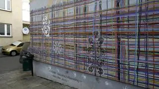 "Weaved with mutliculturalism". A mural in Białystok has been desecrated with a swastika sprayed on a Jewish menorah. Local community restored the mural to its original form