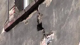 Według mieszkańców, szpary w ścianach co dzień się powiększają