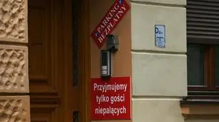 Wejście do kamienicy na Podgórzu w trakcie kręcenia reportażu "Superwizjera"