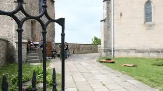 Wejście do labiryntu znajduje się pod kościołem