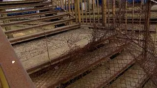 Wejście na kładkę z której spadł 16-latek