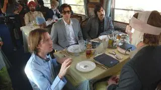 Wes Anderson na planie filmu "Pociąg do Darjeeling" wraz z aktorami: Adrienem Brodym, Jasonem Schwartzmanem i Owenem Wilsonem