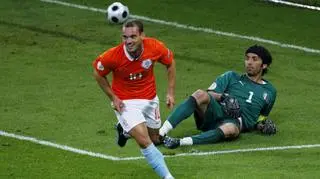 Wesley Sneijder strzelił właśnie bramkę. Buffon bezradnie leży na ziemi... (PAP/EPA)