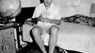 Wessie du Plessis, Chłopak pracujący jako dostawca, trzyma małego kota, E Cape (1994 r