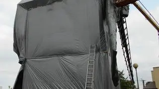 Wiatrak w trakcie "ubierania" 