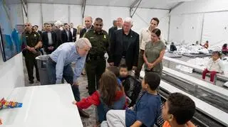 Wiceprezydent Mike Pence odwiedził obóz przejściowy dla migrantów w McAllen w Teksasie