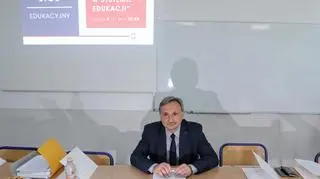 Wiceszef MEN Maciej Kopeć podczas drugiej tury rozmów o edukacji 