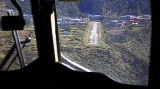 Widok liczącego 527m pasa startowego - z kabiny lądującego Twin Ottera, fot. PAP/EPA