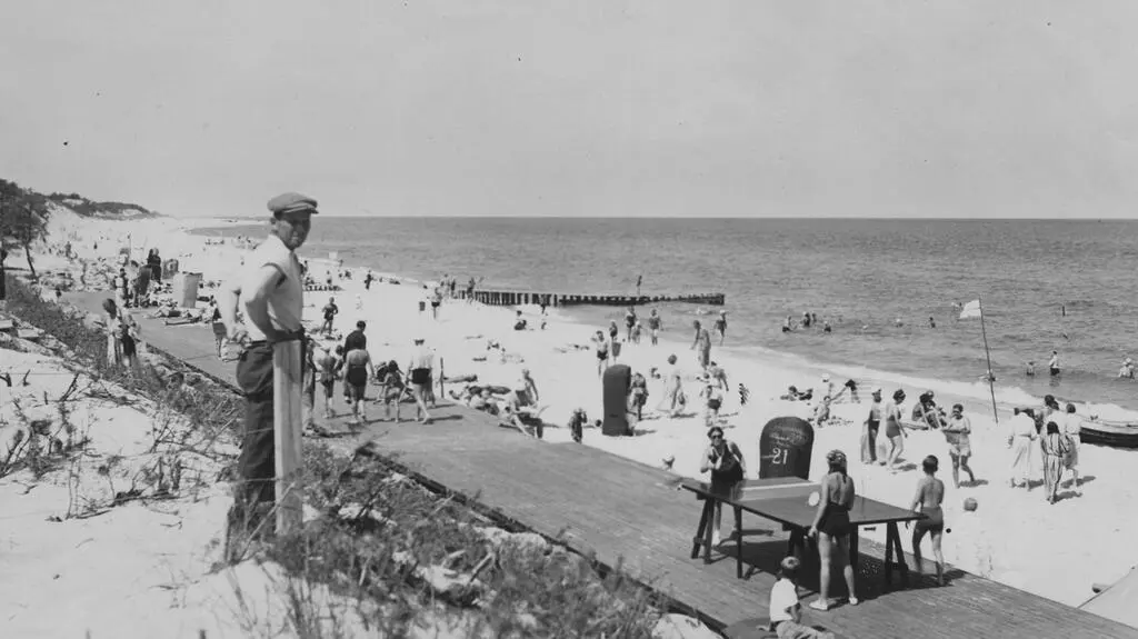 Widok na deptak i plażę 