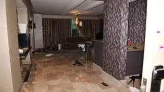 Widok na główny pokój apartamentu i część arsenału zamachowcy