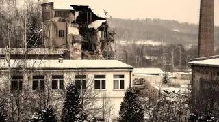 Widok na zniszczoną przędzalnię
