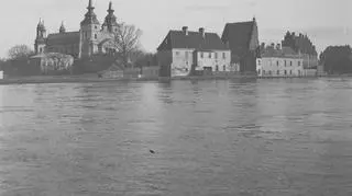 Widok z Chwaliszewa na Ostrów Tumski ze starą katedrą