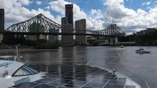 Widok z pokładu PlanetSolar na Brisbane, gdzie właśnie ma przystanek (fot. materiały prasowe)