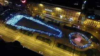 Wiec poparcia dla strajku nauczycieli w Poznaniu. Uczestnicy za pomocą latarek stworzyli symboliczny wykrzyknik