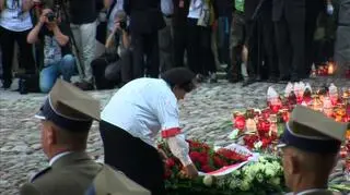 Wieniec złożyła m.in. uczestniczka Powstania Warszawskiego Wanda Traczyk-Stawska